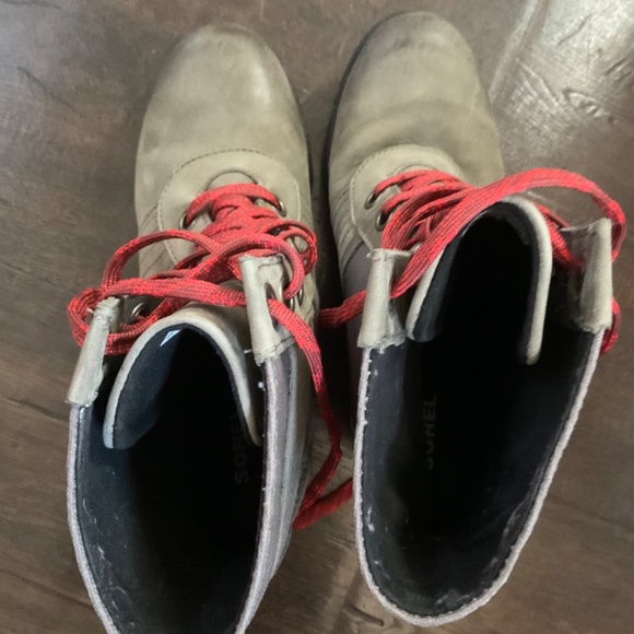 Women’s Sorel Boots. EUC - Picture 2 of 5